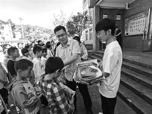 重庆市两所小学将校服分发到学生们手中